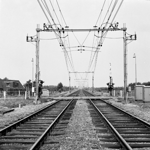 167160 Gezicht op de spoorlijn te Houten, uit het zuiden, ter hoogte van de spoorwegovergang in de Vlierweg / ...